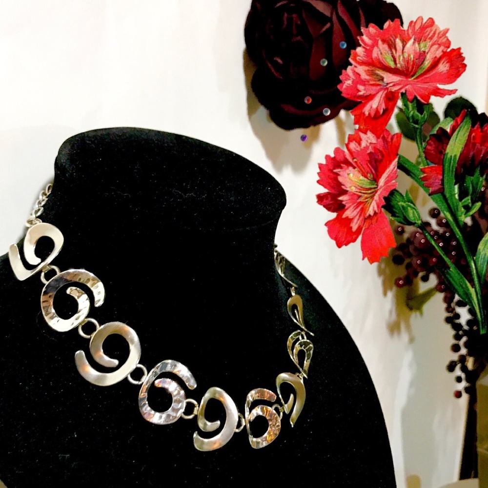Beautiful Silver Spiral Chain Necklace